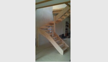 Escalier 1/2 tournant en pin sans contre